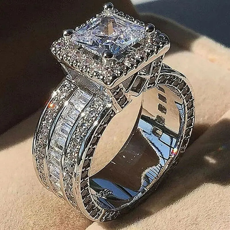 Rond de diamant déclaration, bague, gros plan sur fond clair.