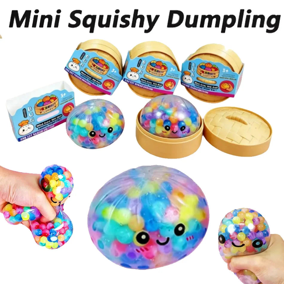 Eine Sammlung farbenfroher Knet-Dummeln und Fidget-Spielzeuge aus Perlen in verschiedenen Verpackungen und Formen.