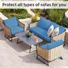 Fundas de cojines azules para sofás de exterior, protegiendo diversos tipos en un jardín.