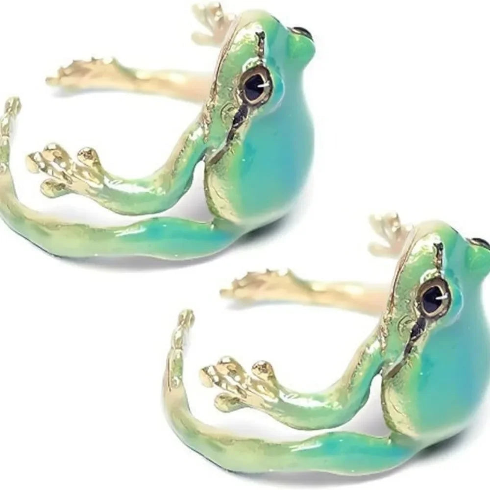A pair of adjustable green tree frog rings made of metal jewelry.
