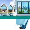 Moderne Glasfassade mit isolierender Folie für Privatsphäre und Sonnenschutz, Blick auf Stadt und Pool.