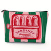 Pochette de maquillage rose au design vintage avec trois sardines à l'huile d'olive sur fond rouge.