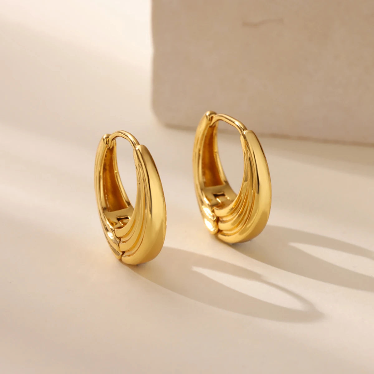 Boucles d'oreilles créoles en zircon cubique ton or