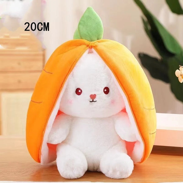 Ein weißer Hasenplüschtier liegt in einer orangen, fruchtförmigen Stoffhülle.