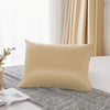Housse de couette en soie naturelle de couleur crème sur un tissu en lin gris.