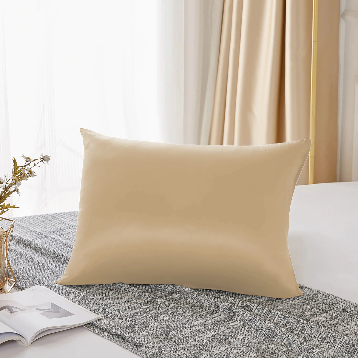 Housse de couette en soie naturelle de couleur crème sur un tissu en lin gris.