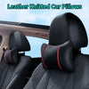 Almohadas de coche tejidas de cuero negro colocadas en el respaldo y cojín de un asiento de coche.
