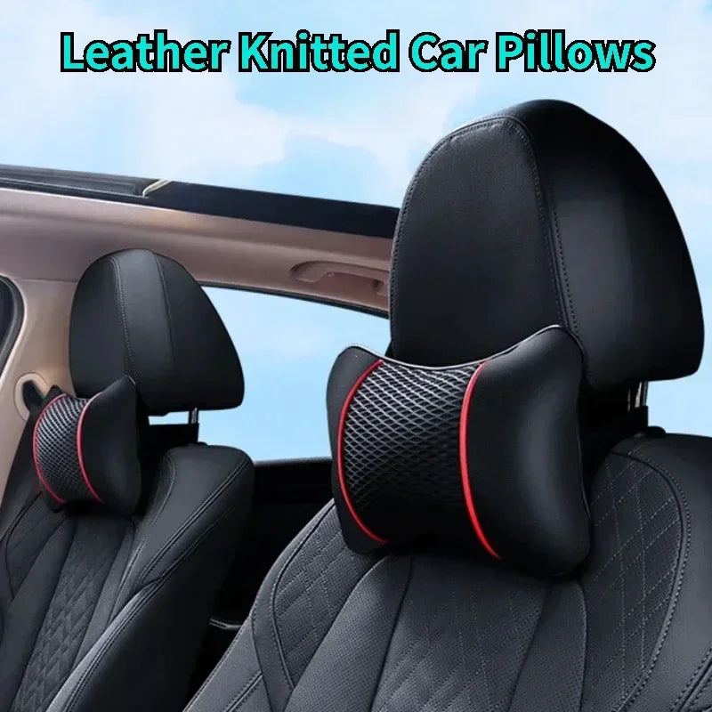 Almohadas de coche tejidas de cuero negro colocadas en el respaldo y cojín de un asiento de coche.