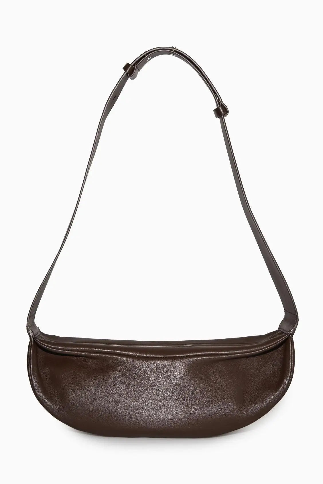 Braune Leder-Crossbody-Tasche mit langer Trageleiste vor weißem Hintergrund