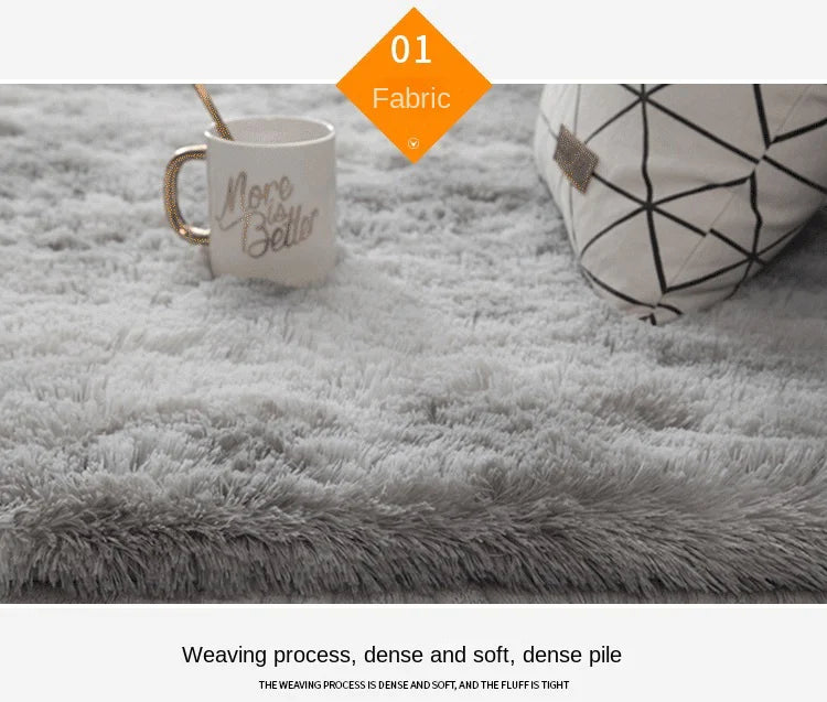 Nahaufnahme eines grau gemusterten Teppichs mit einer weißen Tasse und einem gemusterten Kissen.