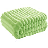Manta de franela verde claro rectangular con superficie acanalada y texturizada.