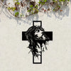 Silhouette noire de la tête et de la barbe de Jésus dans une croix montée sur un mur blanc.