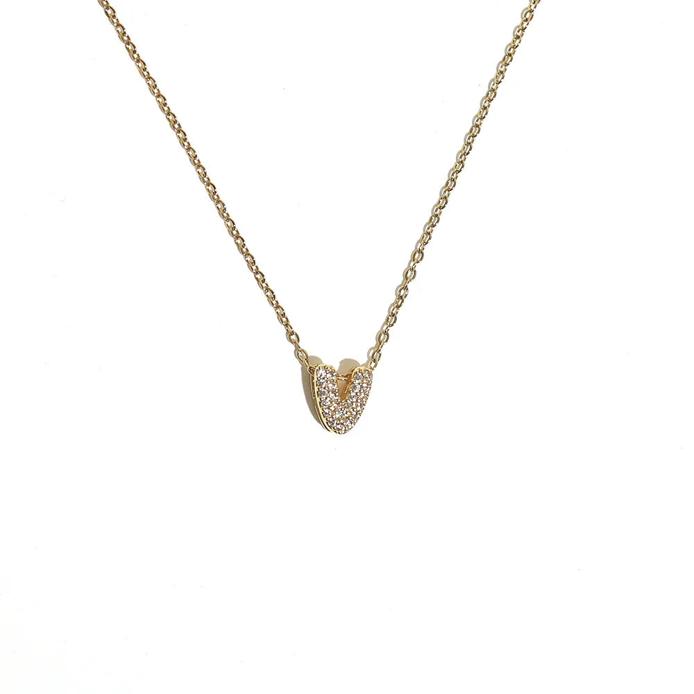 Collier en chaîne en or avec pendentif cœur en strass de zirconium.