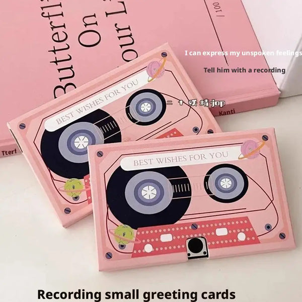 Cartes de vœux roses avec des disques vinyles noirs et un petit microphone pour enregistrer des messages vocaux