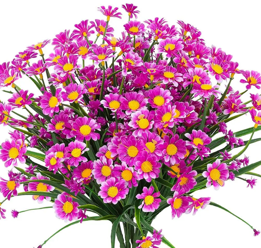 Ein Strauß leuchtend rosa und lila künstlicher Margeriten für Dekoration drinnen und draußen.