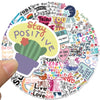 Eine Hand hält ein Aufkleber-Set mit inspirierenden Zitaten, darunter den Text „Stay Positive“, umgeben von bunten positiven 