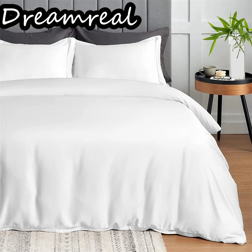 Weißes Luxus-Bambus-Bettwäscheset mit grauen Akzentkissen auf einem Bett.