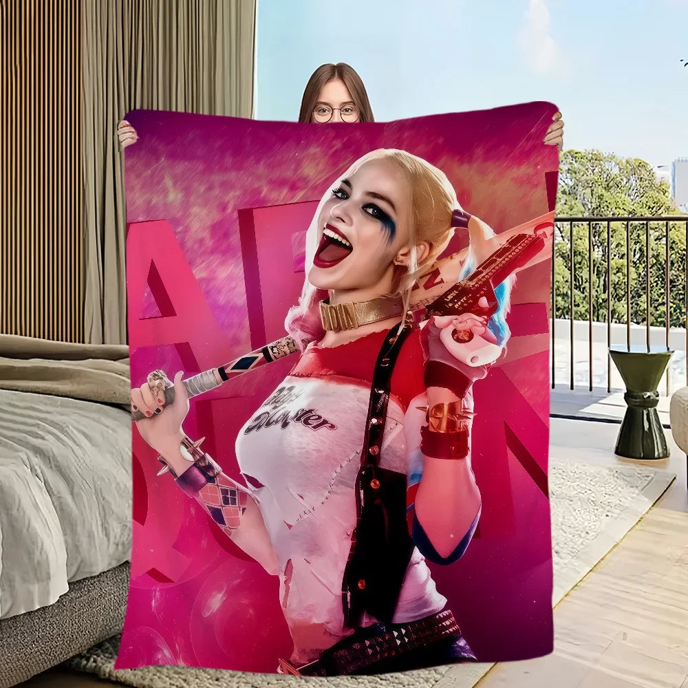 Une femme aux cheveux blonds, vêtue d'une tenue rose et rouge et tenant une guitare, est présentée sur une grande couverture.