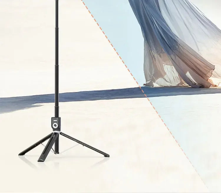 Schwarzer rotierender Selfie-Stick vor weißem Hintergrund mit diagonaler Linie