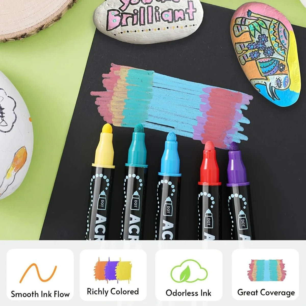 Un set de stylos à peinture acrylique à double embout, de différentes couleurs et finitions, présentés sur une surface noire.
