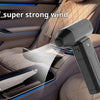 Handgehaltener Jet-Fan bläst Luft auf eine Autoinnere.**