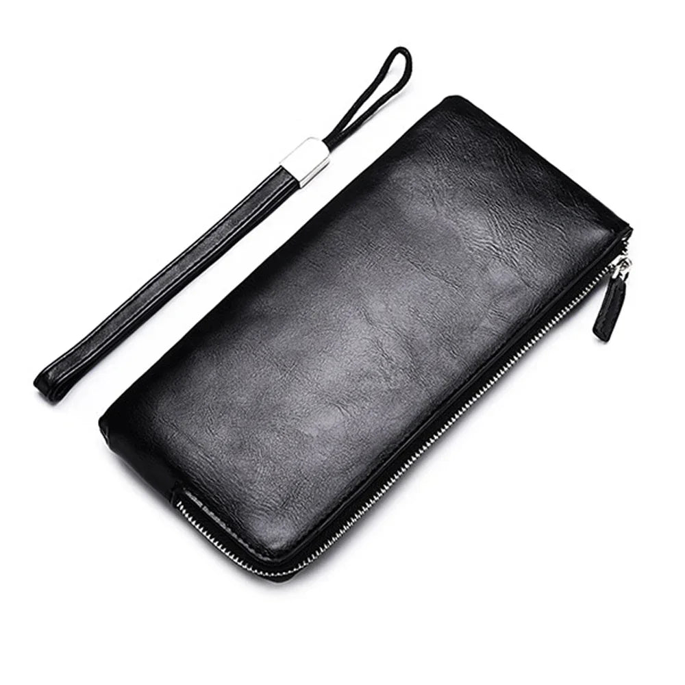 Schwarzes Kunstleder-Herrengeldtasche mit schwarzem Riemen diagonal dargestellt.