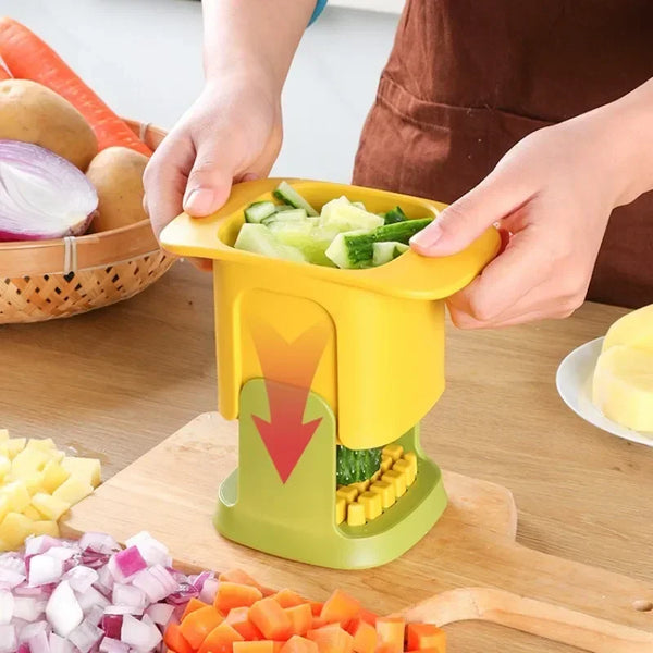 Una mano usa un cortador y rebanador de vegetales multi-cuchilla amarillo para cortar verduras en una tabla de madera.