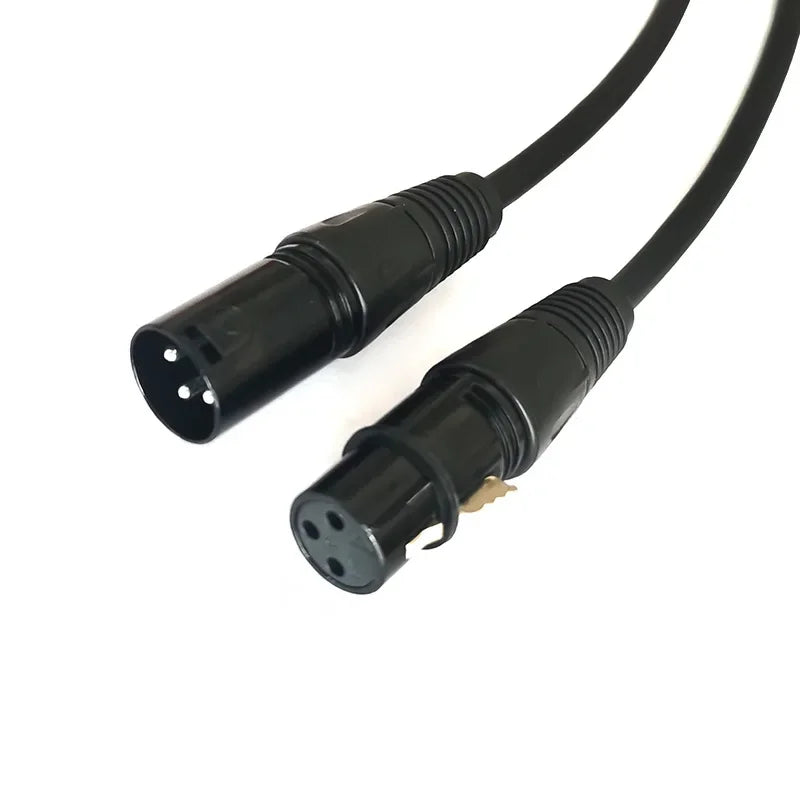 Cable de audio XLR profesional negro de 3 pines con el extremo del conector visible.