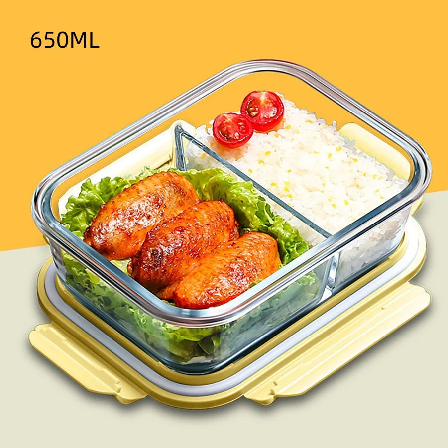 Un récipient en verre transparent pour aliments rempli de riz, morceaux de poulet cuit et tomates cerises sur un plateau jaun