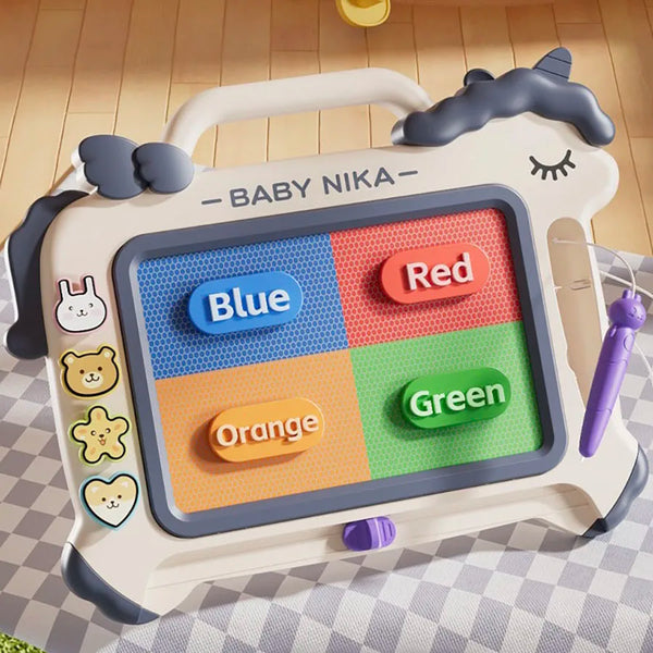 Pizarra magnética para niños con cuadrados de colores y un asa en forma de caballo.
