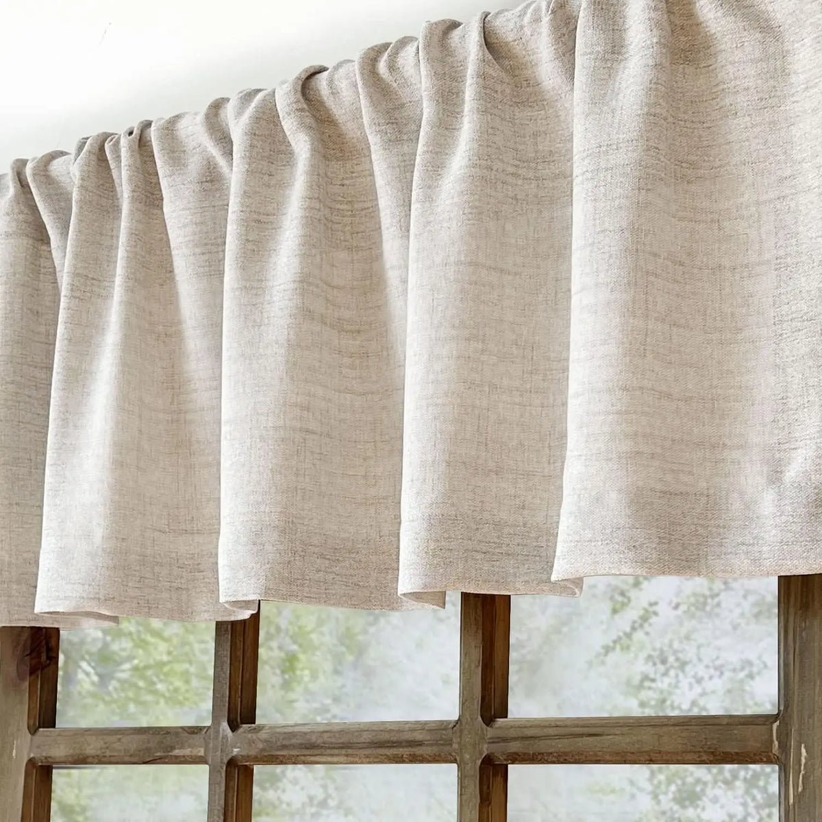 Helles beige Leinen-Rollenfach, das ein Holzfensterrahmen bedeckt.