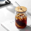Vaso de vidrio con forma de cerveza y tapa de bambú con pajita
