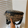 Leopardmuster-Crossbodytasche mit Goldkettenverzierung vor weißem Holzgitterhintergrund