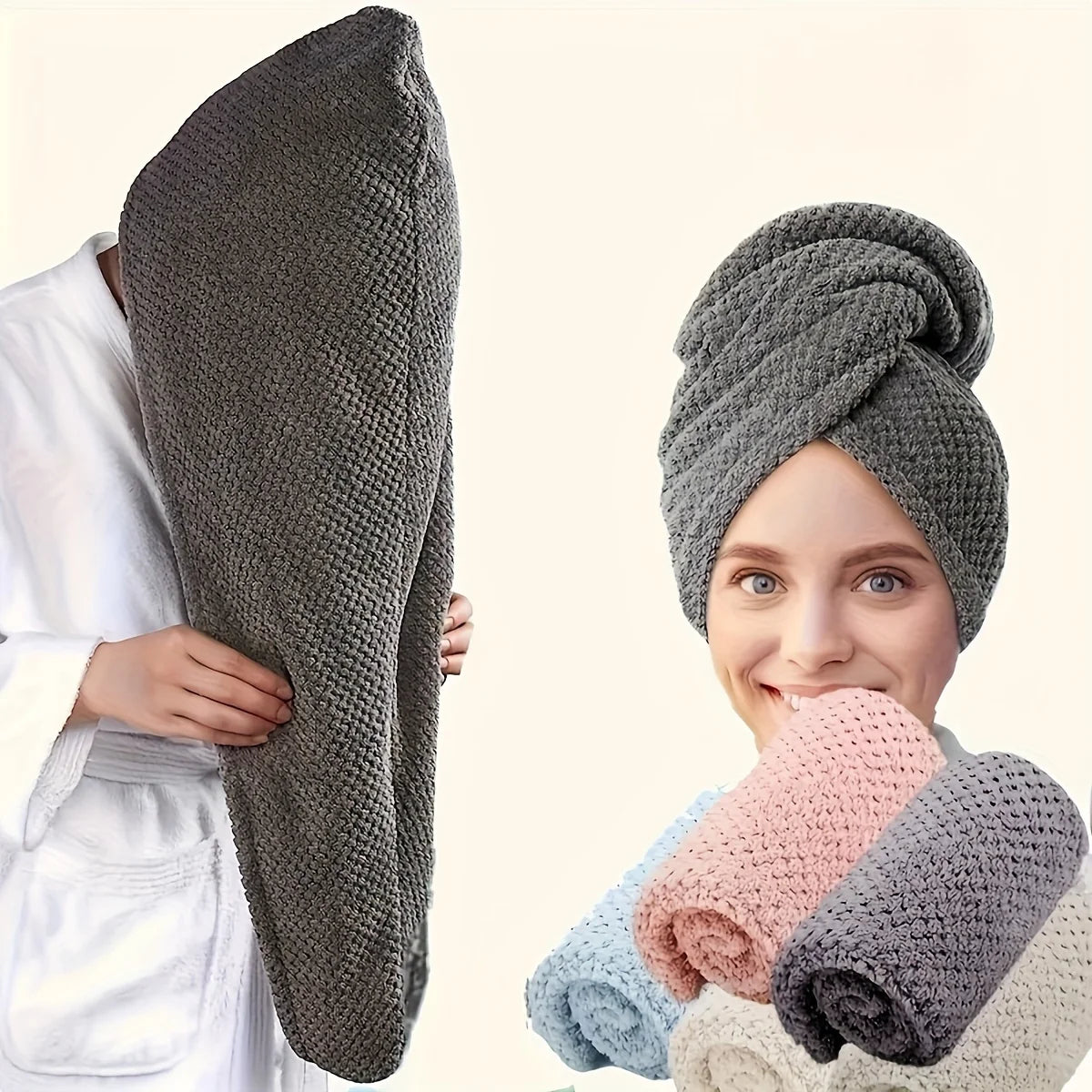 Une femme porte un essoreur de cheveux en microfibre gris, avec d'autres serviettes de différentes couleurs visibles.
