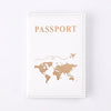Beige Leder-Passbriefcovers mit goldem eingeprägtem Text und Weltkarten-Design.