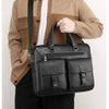 Ein Mann in beige Pullover und schwarzen Hosen hält eine schwarze PU-Leder-Business-Aktentasche.