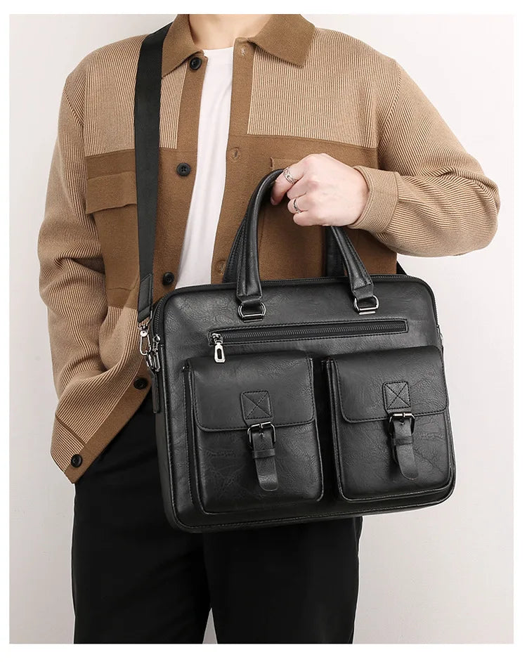 Ein Mann in beige Pullover und schwarzen Hosen hält eine schwarze PU-Leder-Business-Aktentasche.