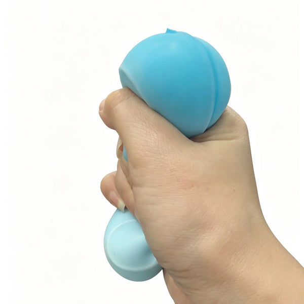 Eine Hand presst ein hellblaues weiches, taktiles Fidget-Spielzeug.