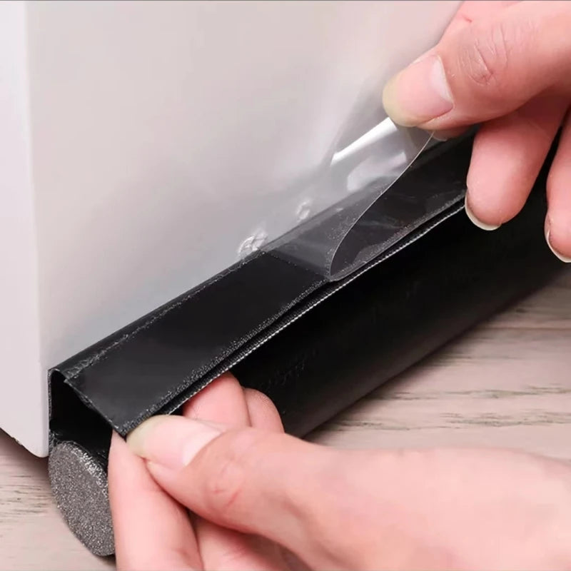 Bande d'étanchéité adhésive pour bas de porte