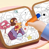 Eine Hand zeichnet in einem wiederverwendbaren Zeichenbuch für Kinder, zeigt farbenfrohe Illustrationen und einen Pinsel.