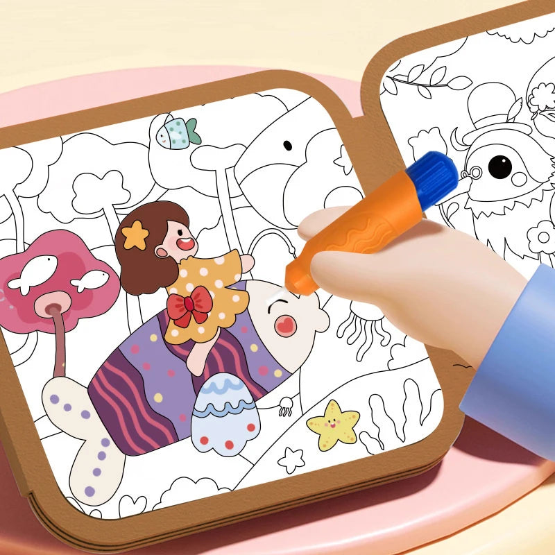 Eine Hand zeichnet in einem wiederverwendbaren Zeichenbuch für Kinder, zeigt farbenfrohe Illustrationen und einen Pinsel.