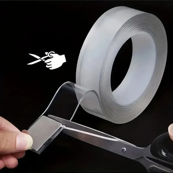 Una mano usa una herramienta especializada para cortar y aplicar cinta adhesiva de doble cara ultraresistente enrollada en un