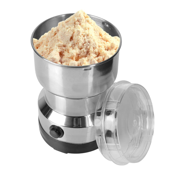 Molinillo eléctrico compacto plateado para especias y café, lleno de especias molidas de color marrón claro.