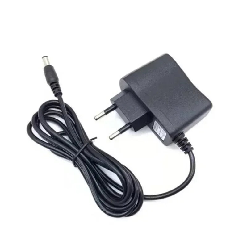 Schwarze tragbare Mini-Nähmaschine mit Netz- und Adapterkabel.
