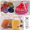 Eine Kollektion gestrickter Garnprodukte, darunter Taschen und Accessoires in verschiedenen Farben wie rosa, lila, grün und g
