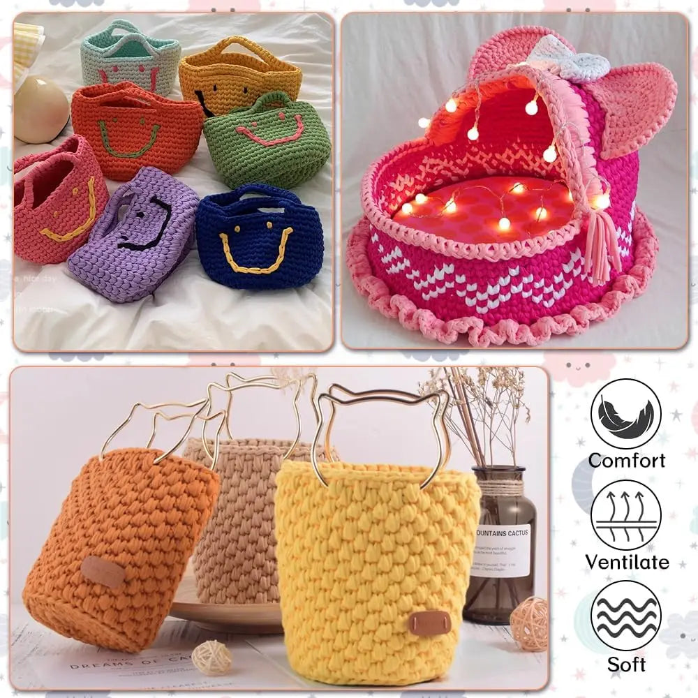 Eine Kollektion gestrickter Garnprodukte, darunter Taschen und Accessoires in verschiedenen Farben wie rosa, lila, grün und g