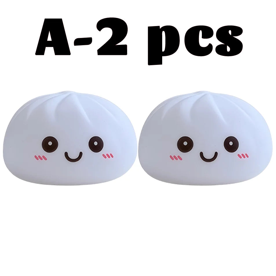 Dos juguetes suaves de dumplings blancos brillantes con expresiones faciales lindas