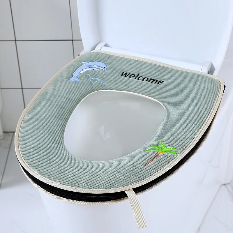 Tapa impermeable de asiento de inodoro verde claro de peluche con mensaje de bienvenida y una pequeña decoración de hoja de p