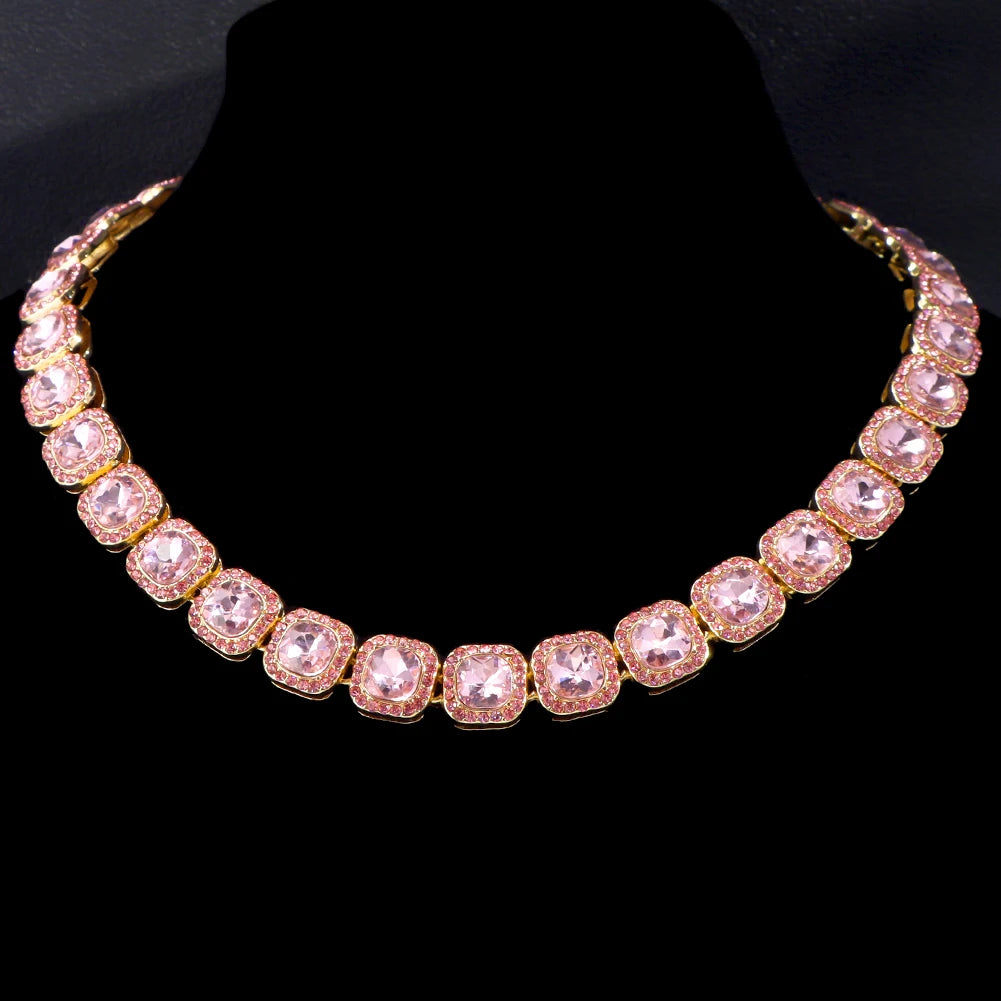 Rapproché d'une chaîne de tennis en strass rose, présentée sur fond noir.