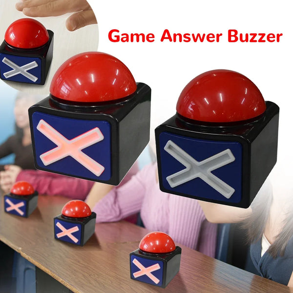 Ein Set roter Quiz-Show-Buzzers mit schwarzen und blauen Gehäusen und weißen Kreuzen, auf einem Holztable.